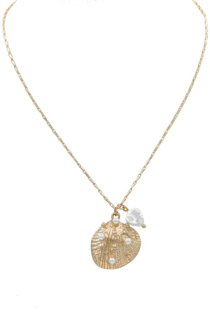 Elegant Sea Shell Pendant Necklace with Cream Pearl